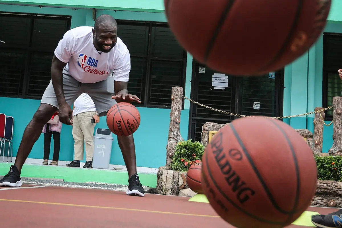 Mantan Raja Slam Dunk NBA Beri Coaching Clinic Pebasket SMA Jakarta
