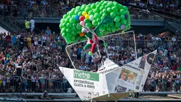 Peserta mengendarai pesawat mainan yang dihias dengan balon terjun bebas saat mengikuti Flugtag 2017 di Moskow, Rusia (13/8). Dalam aksinya, seluruh peserta lomba lepas landas dari sebuah kapal tongkang. (AFP Photo/Yuri Kadobnov)