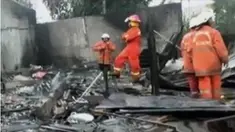Peristiwa nahas ini terjadi kepala desa menyelamatkan seorang nenek berusia 72 tahun du tengah kebakaran.