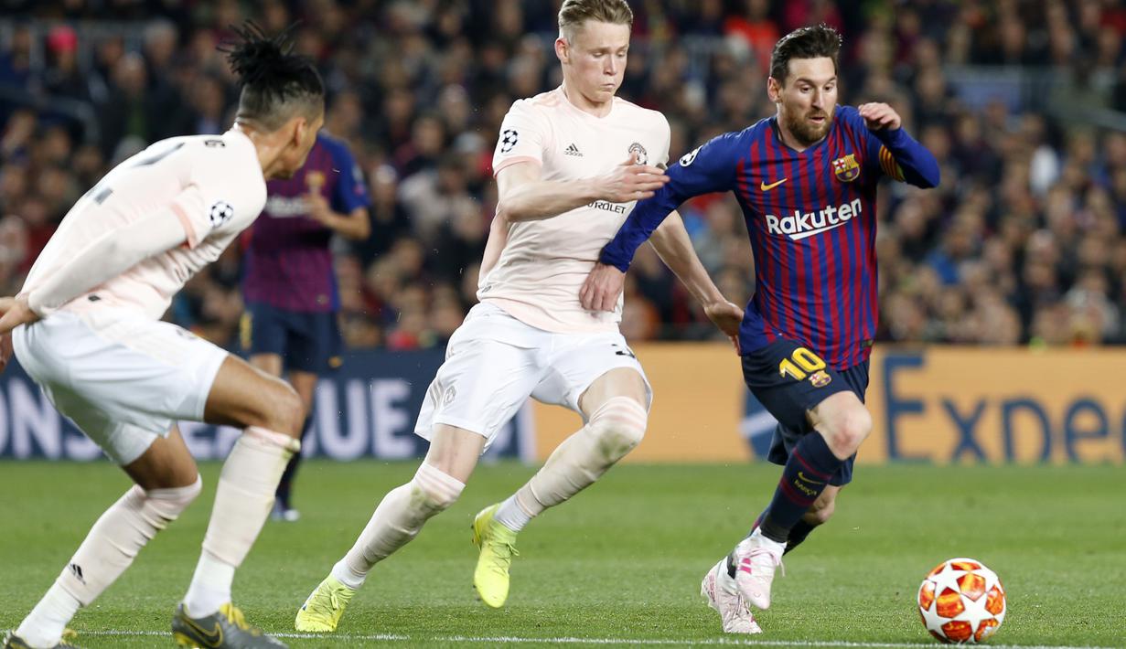 Striker Barcelona, Lionel Messi, berusaha melewati pemain Manchester United pada laga Liga Champions 2019 di Stadion Camp Nou, Selasa (16/4). Barcelona menang 3-0 atas Manchester United. (AP/Joan Monfort)