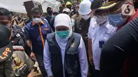 Gubernur Jawa Timur, Khofifah Indar Parawansa meninjau lokasi terdampak gempa di posko pengungsian Dusun Krajan, Majangtengah, Dampit, Kabupaten Malang, Minggu (11/4/2021). Khofifah juga menemui sejumlah warga terdampak gempa di posko pengungsian Dusun Krajan. (merdeka.com/Nanda F. Ibrahim)