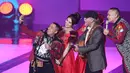 Konser Raya 23 Tahun Indosiar telah berlangsung meriah tadi malam di Jakarta Convention Center (JCC), Senayan. Penampilan meriah disuguhnya sejumlah artis dan salah satunya Via Vallen yang mengajak Iwan Fals berdangdut. (Bambang E.Ros/Bintang.com)