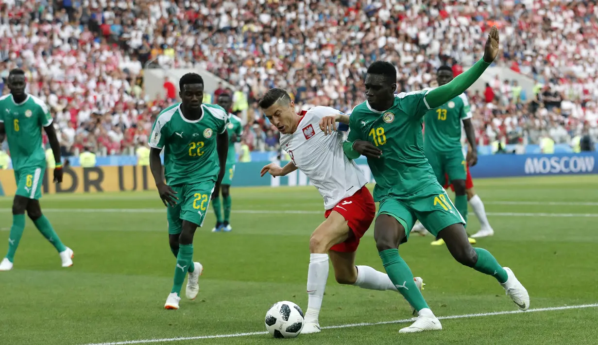 Striker Polandia, Robert Lewandowski, berebut bola  dengan gelandang Senegal, Ismaila Sarr, pada laga Piala Dunia di Stadion Spartak, Selasa (19/6/2018). Senegal menang 2-1 atas Polandia. (AP/Darko Vojinovic)