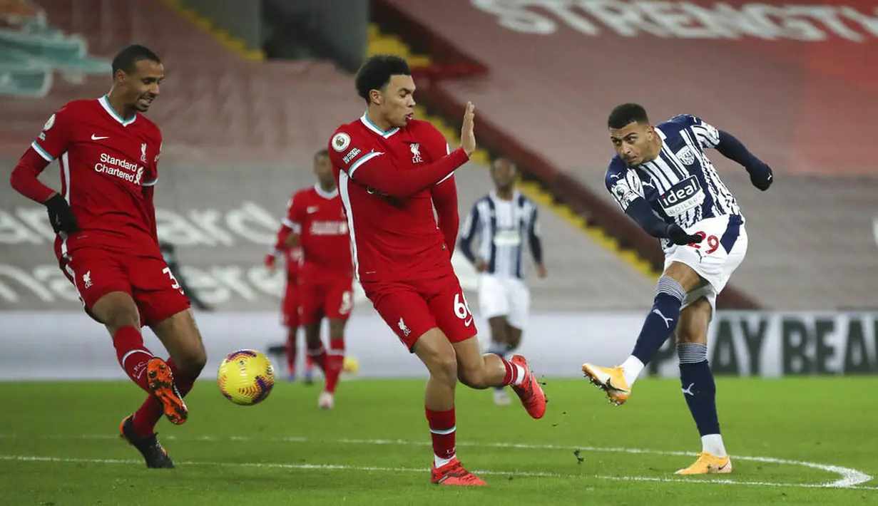 Pemain West Bromwich Albion, Karlan Grant, melepaskan tendangan saat melawan Liverpool pada laga Liga Inggris di Stadion Anfield, Minggu (27/12/2020). Kedua tim bermain imbang 1-1. (Nick Potts/Pool via AP)