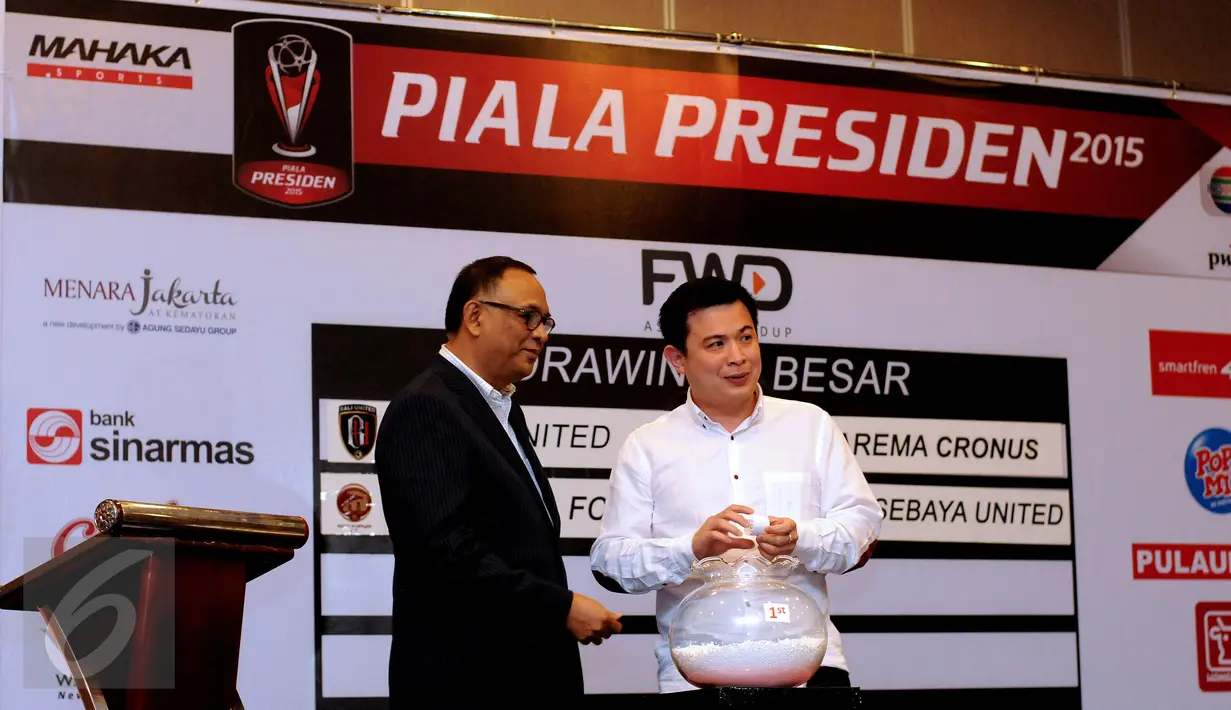 CEO Mahaka, Hasani Abdulgani (kiri) bersama perwakilan sponsor mengambil undian Drawing 8 Besar Turnamen Piala Presiden 2015 di Jakarta, Jumat (11/9/2015).  (Liputan6.com/Helmi Fithriansyah)