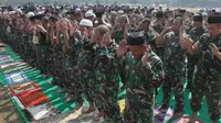 Ratusan Anggota TNI Salat Gaib untuk Korban Heli Jatuh di Poso