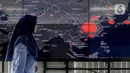Petugas melewati layar pemantau yang menunjukan penyebaran virus corona (COVID-19) di Dinas Kesehatan DKI Jakarta, Senin (9/3/2020). Dari 3.580 orang yang menghubungi Posko COVID-19 DKI Jakarta, ada 64 kasus kategori Orang Dalam Pantauan dan 56 Pasien Dalam Pengawasan. (Liputan6.com/Faizal Fanani)
