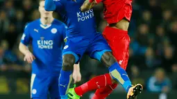 Penyerang Liverpool, Firmino (kanan) berebut bola udara dengan gelandang Leicester, N'golo Kante pada lanjutan liga Inggris di King Power Stadium, Leicester, (3/2/2016). Leicester menang atas Liverpool dengan skor 2-0. (Reuters/Jason Cairnduff)