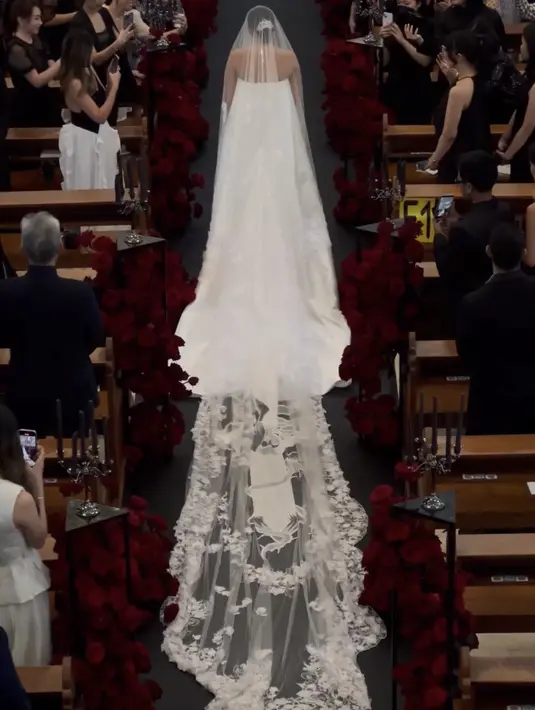 <p>Gaun Angel semakin indah dengan long train yang memiliki detail bordiran. @lxemoments</p>