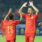 Pemain Persija Jakarta, Maciej Gajos (kanan) merayakan gol penyeimbang 1-1 ke gawang Bahayangkara Presisi yang dicetak Riko Sianjuntak pada laga pekan ketiga BRI Liga 1 2023/2024 di Stadion Patriot Candrabhaga, Bekasi, Minggu (16/7/2023). Persija menang dengan skor 4-1. (Bola.com/M Iqbal Ichsan)