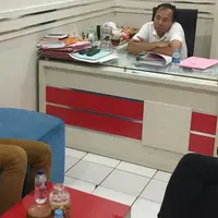 Pasangan selebriti Tora Sudiro dan Mieke Amalia, diciduk polisi di rumahnya karena memiliki 30 butir obat yang diduga psikotropika.