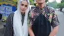 "Tapi emang sejauh ini Ririn sosok perempuan yang tabah banget, nggak keliatan kalo lagi sedih. Makanya ini merupakan kabar berturut-turut kan," ujar Ussy Sulistyawati di rumah Ririn. (Adrian Putra/Bintang.com)