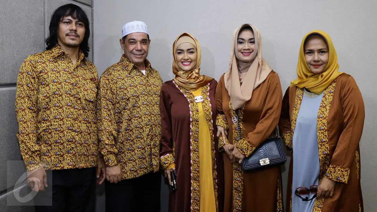 20170102-Julia Perez Berangkat Umrah-Tangerang