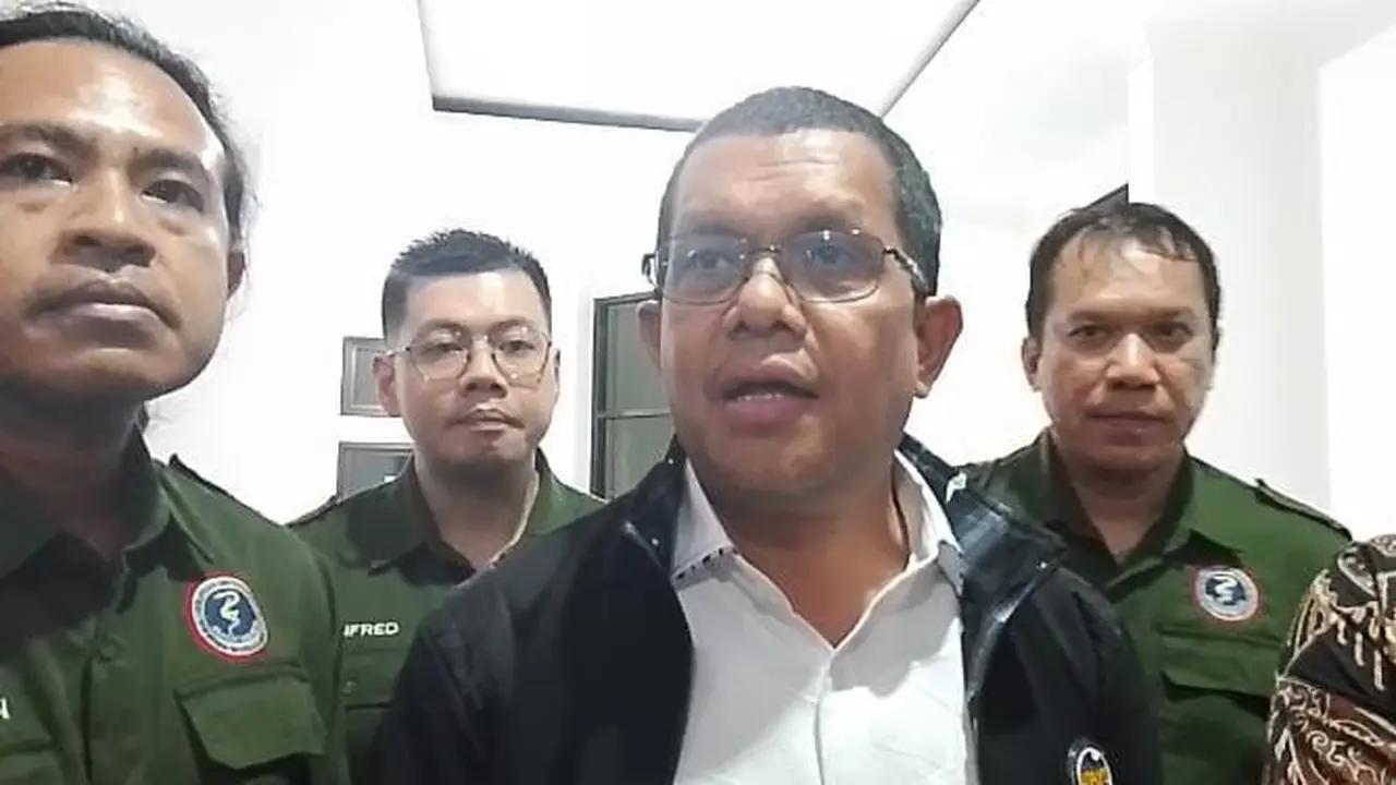 Gubernur NTT Melki Laka Lena didampingi dokter anestesi, dr Remi saat memberikan klarifikasi (Liputan6.com/Ola Keda)