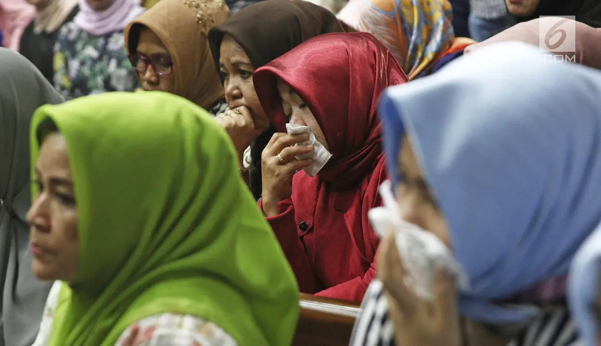Kerabat mantan Wali Kota Kendari Asrun dan anaknya Wali Kota nonaktif Kendari Adriatma Dwi Putra mendengar sidang vonis di Pengadilan Tipikor, Jakarta, Rabu (31/10). Asrun dan Adriatma divonis 5 tahun 6 bulan penjara. (Liputan6.com/Herman Zakharia)