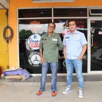 Adjie Pangestu dan Arie, rekannya di depan kantor bengkel yang dikelola mereka. (Adrian Putra/Bintang.com)