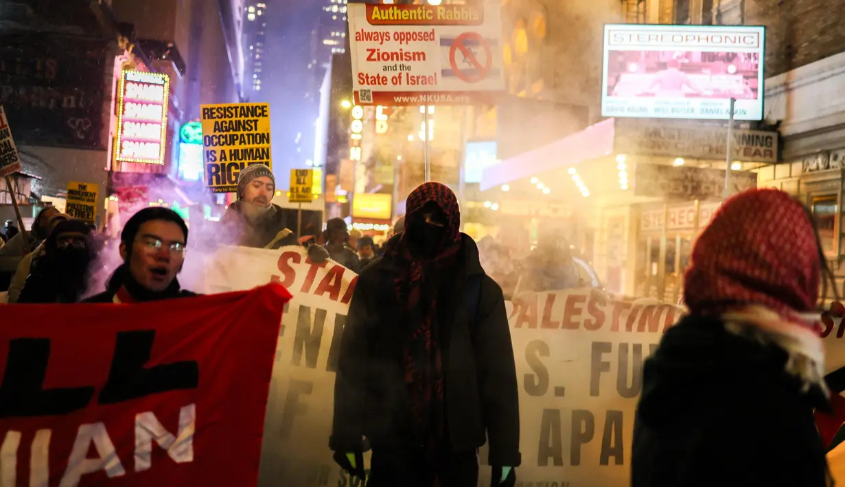 Orang-orang melambaikan tangan saat mereka berbaris dalam sebuah demonstrasi pro-Palestina, di New York City, Amerika Serikat pada tanggal 16 Januari 2025. (CHARLY TRIBALLEAU/AFP)