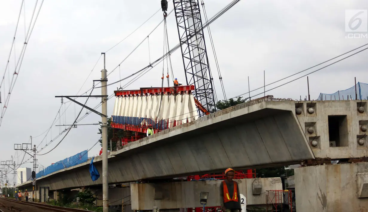 Pekerja melakukan proses pembangunan kontruksi jalur DTT di Jakarta, Jumat (13/4). Menhub Budi Karya Sumadi menargetkan penyelesaian pembangunan proyek infrastruktur jalur DDT Manggarai- Cikarang selesai pada 2020. (Liputan6.com/Johan Tallo)