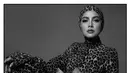 Sempurnakan tampilan, Olla Ramlan kenakan hijab ketat yang senada dengan motif dress-nya [@ollaramlan]