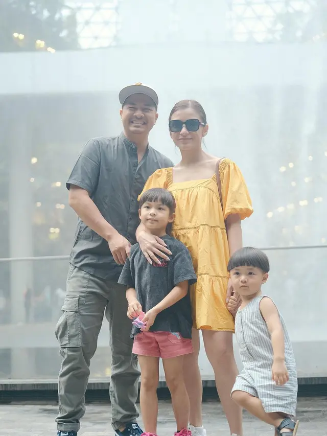 8 Gaya Modis Chelsea Olivia Layaknya ABG Saat Liburan di Singapura