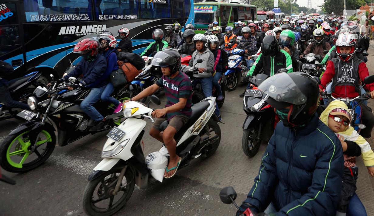 Sejumlah pemudik sepeda motor mendominasi jalur pantai utara (pantura) Cirebon, Jawa Barat, Kamis (22/6). Puncak arus mudik yang masuk ke wilayah Kabupaten Cirebon diprediksi akan terjadi mulai Jumat (23/6) malam. (Liputan6.com/Johan Tallo)