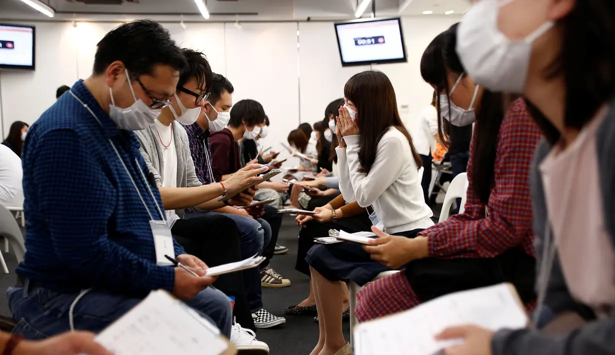 Para peserta dan wanita berbincang saat mengikuti acara layanan kencan di Tokyo, Jepang, (16/10). Dibuatnya acara Layanan kencan yang Sedang Marak di Jepang ini diakibatkan menurunnya tingkat pernikahan yang mencapai 50 Persen. (REUTERS/Kim Kyung-Hoon)