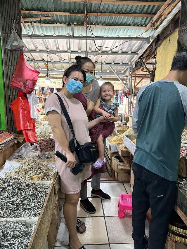 7 Potret Seru Nanda Gita saat Belanja di Pasar hingga Masak, Buka Bisnis Catering