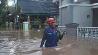 Petugas Dinas Pemadam Kebakaran dan Penyelamatan Kota Depok mengevakuasi warga terdampak banjir di Perumahan BSI, Kecamatan Bojongsari, Kota Depok. (Istimewa)