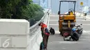 Suasana pengerjaan proyek pembangunan jalan layang (fly over) di Jalan Gatot Subroto, Jakarta, Minggu (27/12/2015). Proyek ini sudah mencapai tahap akhir penyelesaian. (Liputan6.com/Helmi Afandi) 