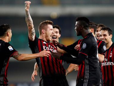 Para pemain AC Milan merayakan gol yang dicetak Juraj Kucka ke gawang Chievo pada laga Serie A di Stadion Bentegodi, Verona, Miggu (16/10/2016). Milan menang 3-1 atas Chievo. (Reuters/Alessandro Garofalo)