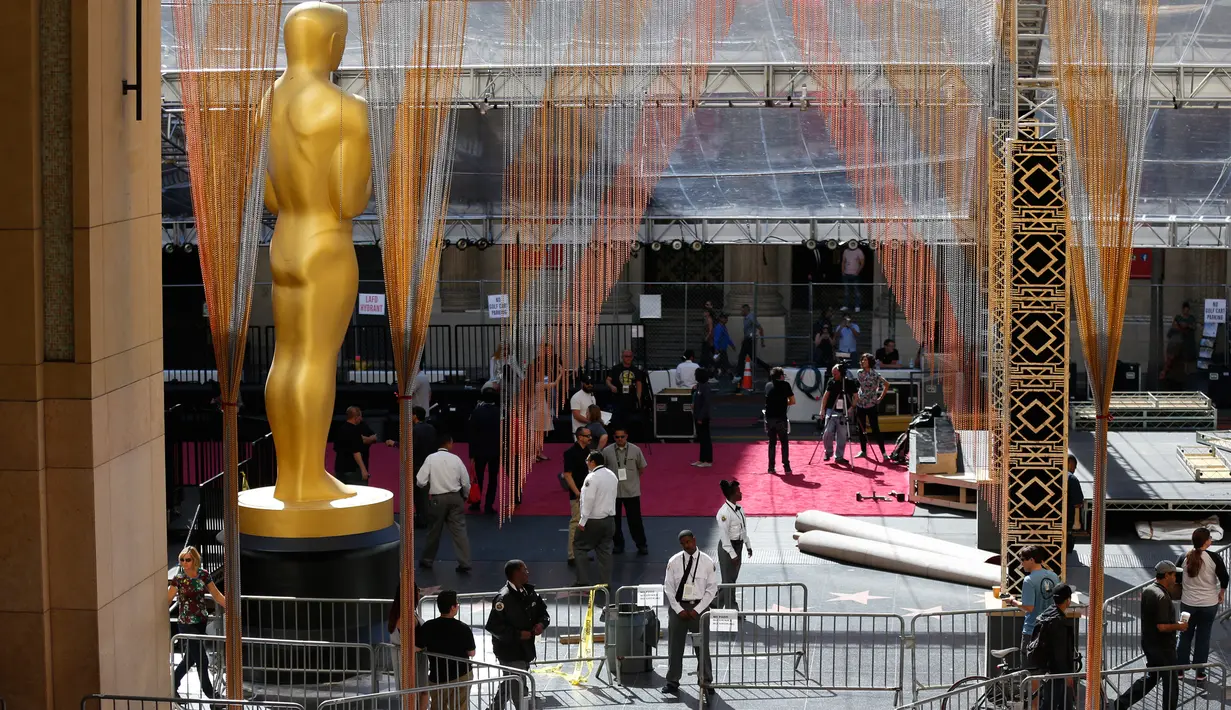 Pekerja saat mengatur area kedatangan di luar Teater Dolby selama persiapan untuk 88 Academy Awards di Hollywood, California (24/2). Piala Oscar akan digelar pada 28 Februari 2016. (REUTERS/Mario Anzuoni)