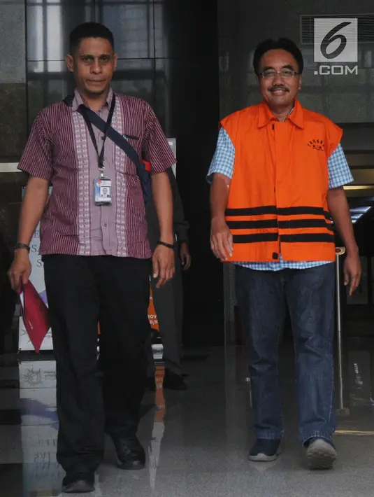 Mantan anggota DPRD Kota Malang Indra Tjahyono usai menjalani pemeriksaan lanjutan di Gedung KPK, Jakarta, Selasa (4/12). Indra diperiksa sebagai tersangka terkait dugaan menerima suap pembahasan APBD-P Pemkot Malang TA 2015. (Merdeka.com/Dwi Narwoko)