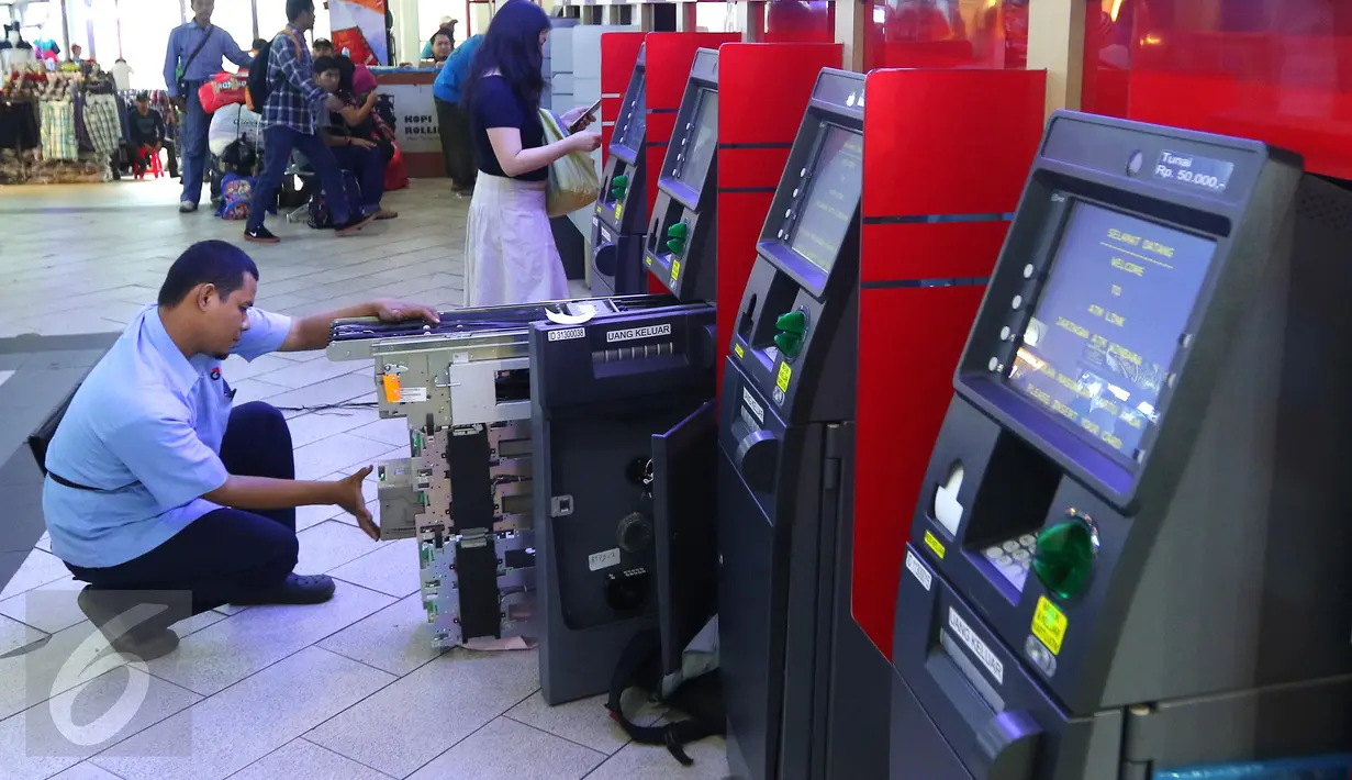  Petugas melakukan pengecekan mesin Anjungan Tunai Mandiri (ATM) di Jakarta, Selasa (17/5). Catatan Bank Indonesia (BI) menunjukkan, pengadaan ATM tidak banyak bertambah signifikan yang hanya mencapai 0,87 %. (Liputan6.com/Angga Yuniar)