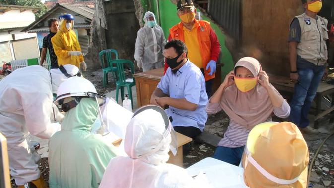 Tes Swab corona Covid-19 secara acak dilakukan terhadap pedagang dan pembeli di pasar Kota Bekasi. (Liputan6.com/Bam Sinulingga)