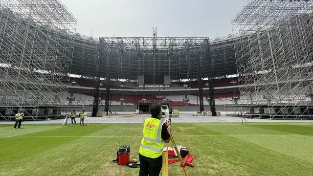 Petugas mengukur arena konser Coldplay dengan perangkat Leica Geosystems