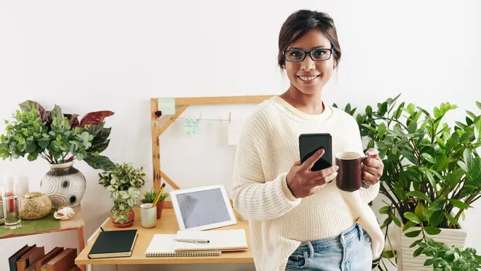 bekerja produktif mandiri tersenyum