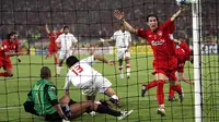 Luis Garcia (kanan) gelandang serang Liverpool merayakan gol ketiga yang dicetak Xabi Alonso saat melawan AC Milan di final Liga Champions 2005 di Istanbul Turki. (AP/Thomas Kienzle)