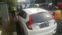 Penilangan mobil yang memakai kendaraan pelat ganjil ( foto: twitter TMC Polda Metro Jaya)
