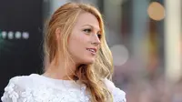 Blake Lively Bangga dengan Ukuran Payudaranya
