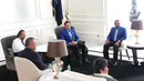 Ketua Umum Partai Nasdem Surya Paloh (kiri) menggelar pertemuan dengan Ketua Umum Partai Demokrat Agus Harimurti Yudhoyono atau AHY (tengah) di Kantor DPP Nasdem, Jakarta, Kamis (23/6/2022). Pertemuan keduanya untuk melakukan komunikasi dalam rangka penjajakan koalisi menjelang Pemilu 2024. (Liputan6.com/Angga Yuniar)