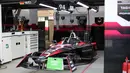 Mobil Tag Heuer Porsche Formula E Team, Pascal Wehrlein sebelum melakukan latihan bebas tiga Jakarta E-Prix 2023 yang berlangsung di Jakarta International E-Prix Circuit (JIEC), Ancol, Jakarata, Minggu (04/06/2023).