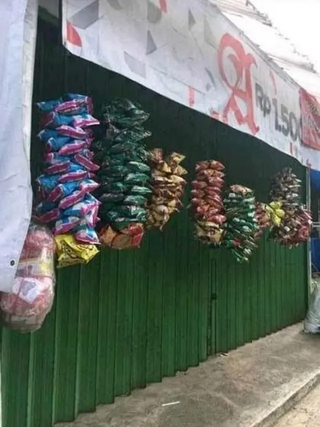 Potret Warung dengan Penataan Barang yang Unik, Bikin Geleng Kepala. (Sumber: Twitter/nocontextwarung)