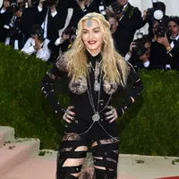 Madonna dalam balutan busana bondage di Met Gala (via dailymail.co.uk)