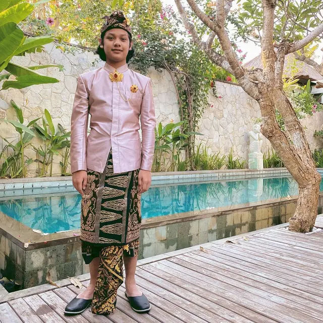 Potret Keluarga Uya Kuya Pakai Baju Adat Bali. (Sumber: Instagram/astridkuya)