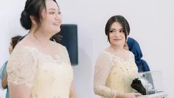 Potongan kebaya yang pas di tubuh Nathalie juga memperlihatkan siluet yang menawan. Penampilannya semakin lengkap dengan pemilihan aksesori minimalis, seperti anting kecil dan gelang emas yang memberikan kesan elegan tanpa berlebihan. Rambut yang ditata oleh hairstylist Opick Mano ini juga membuat wajah Nathalie terlihat lebih muda. (Liputan6.com/IG/@nadyaholscher)
