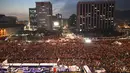 Ratusan ribu pengunjuk rasa membawa lilin saat memadati jalan-jalan utama di pusat Kota Seoul, Korea Selatan, Sabtu (3/12). Presiden Park juga telah meminta parlemen memutuskan kapan dan bagaimana dirinya harus mundur dari jabatannya. (AFP/Jung Yeon-Je)