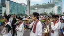 Grup Tanjidor ikut meramaikan acara Hajatan Bank DKI saat Car Free Day di kawasan Bundaran HI Jakarta, Minggu (16/10). Hajatan Bank DKI ini digelar dalam bentuk karnaval kebudayaan Betawi. (Liputan6.com/Faizal Fanani)