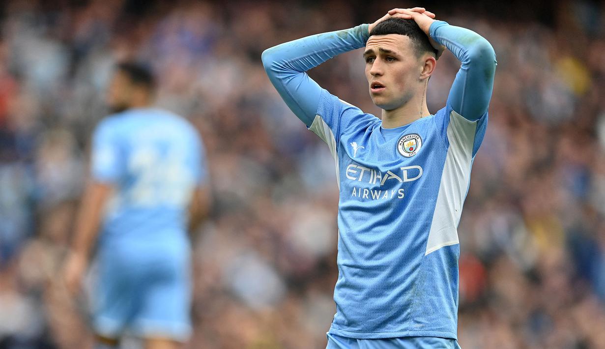 Reaksi gelandang Manchester City, Phil Foden usai Riyad Mahrez gagal mengoper kepadanya saat pertandingan Liga Inggris antara Manchester City dan Liverpool di Etihad Stadium, 10 April 2022. (AFP/Paul Ellis)