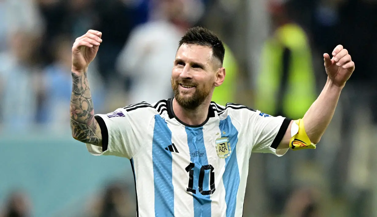 Bintang timnas Argentina, Lionel Messi telah bermain di 5 edisi Piala Dunia sejak 2006. Di setiap Piala Dunia, La Pulga tercatat pernah memiliki pasangan yang berbeda. (AFP/Juan Mabromata)