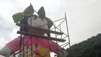Peringati hari anak nasional Kolombia, sebuah badan amal khusus berhasil menciptakan boneka raksasa setinggi 6,4 meter. (Foto: Huffingtonpost)